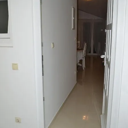 아파트 With Parking Space Grebastica, Sibenik - 13365 Baselovici